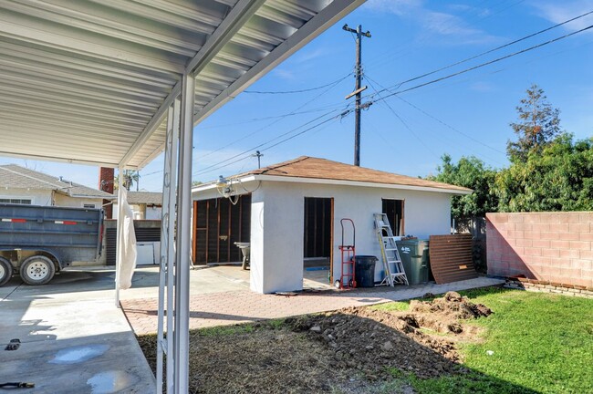 Building Photo - 1109 N Holmar Ave