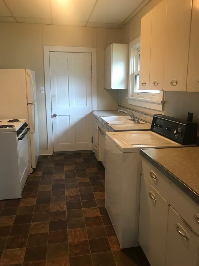 Building Photo - Very clean 3 bedroom/1 bath house in El Do...