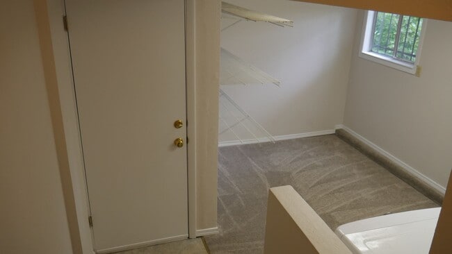 Building Photo - Single Family 3 Bed, 2 Bath w/ Big Backyar...