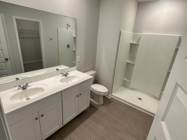 Building Photo - LOCATION, LOCATION, LOCATION! 10 Minutes f...