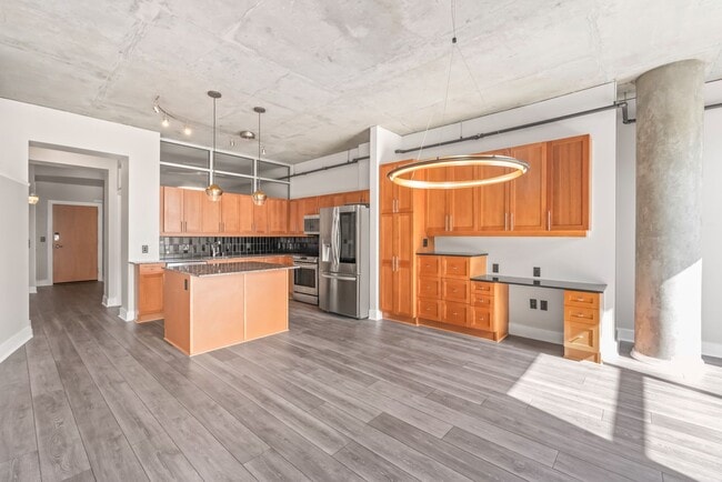 Building Photo - Stylish Uptown 2BD Condo with Balcony, Par...