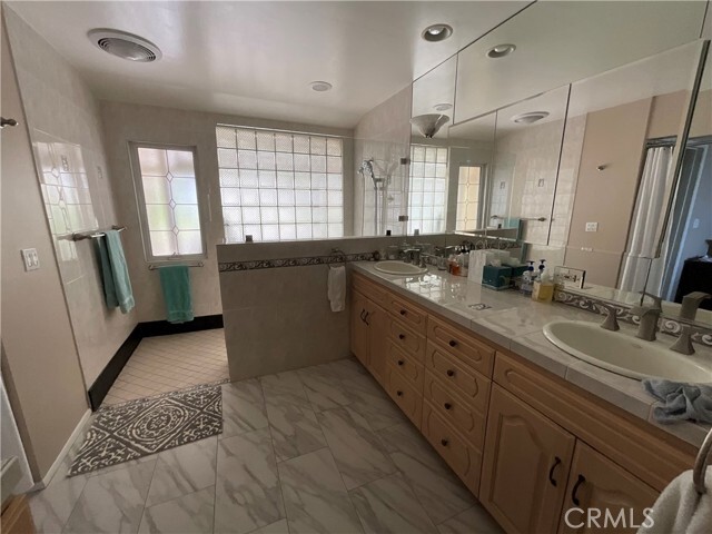 Building Photo - 3160 Crownview Dr