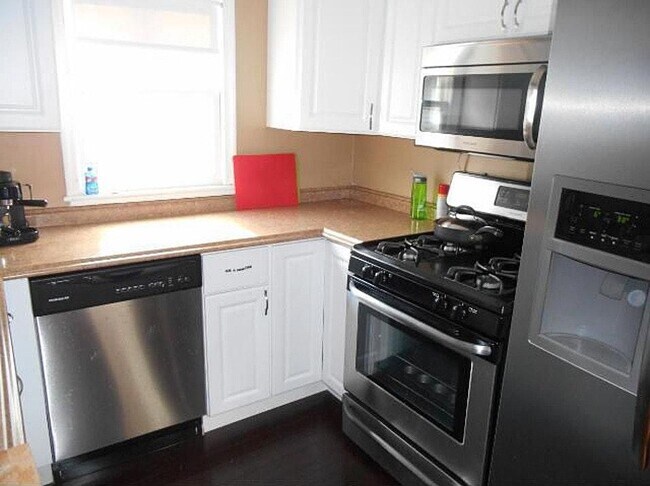 Building Photo - 922 18 1/2 Ave NE