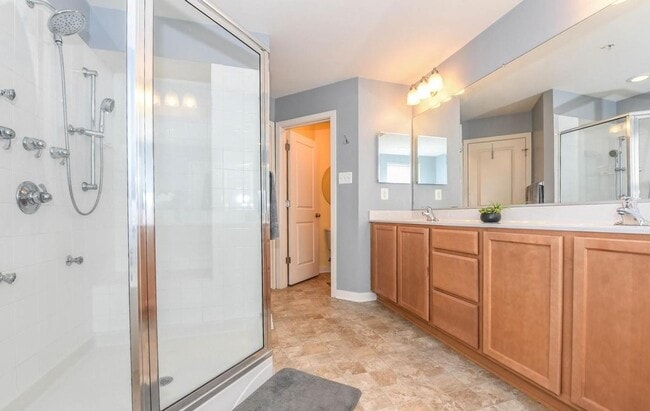 Building Photo - Stylish townhouse in ideal Frederick locat...