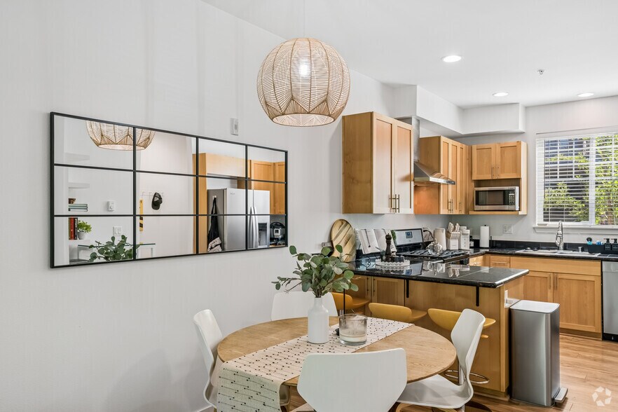 3BR, 2.5BA - 1,206SF - Dining Room - Marymoor Ridge