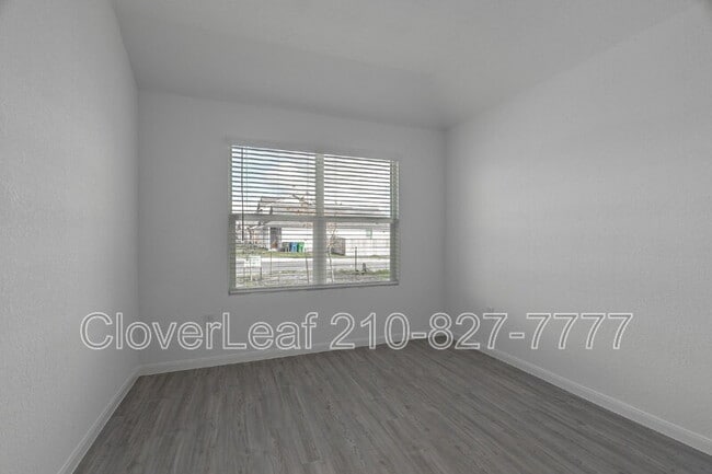 Building Photo - 706 Red Fld Wy