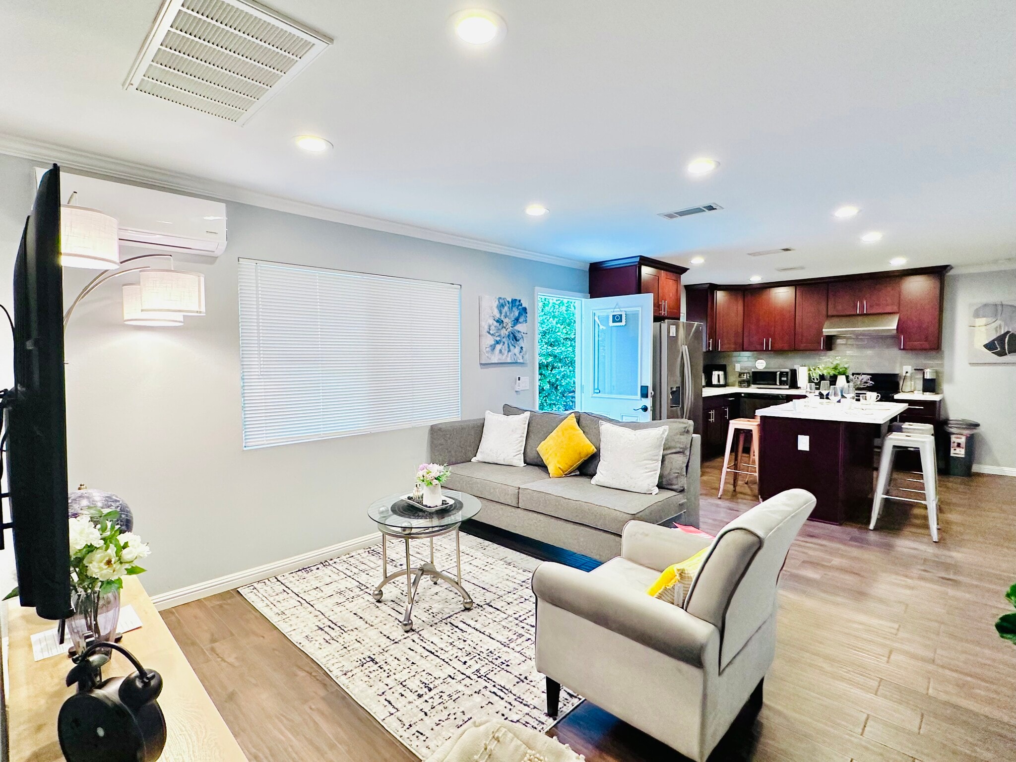 Building Photo - 2621 Wallace Ave