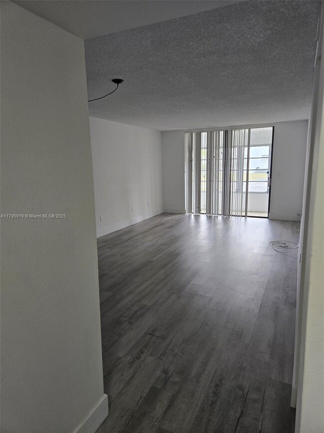 Building Photo - 2860 Somerset Dr