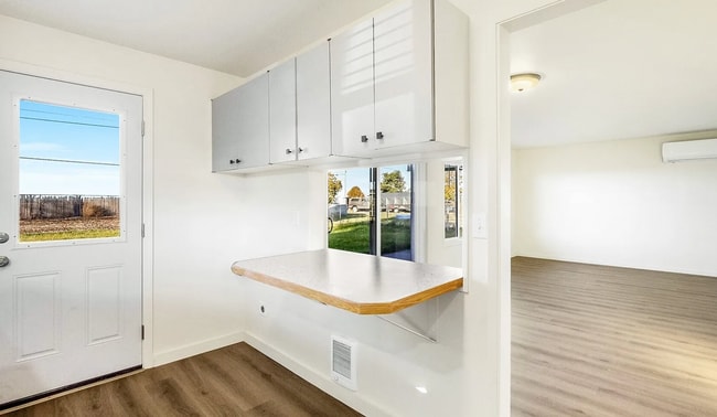 Building Photo - Updated Duplex