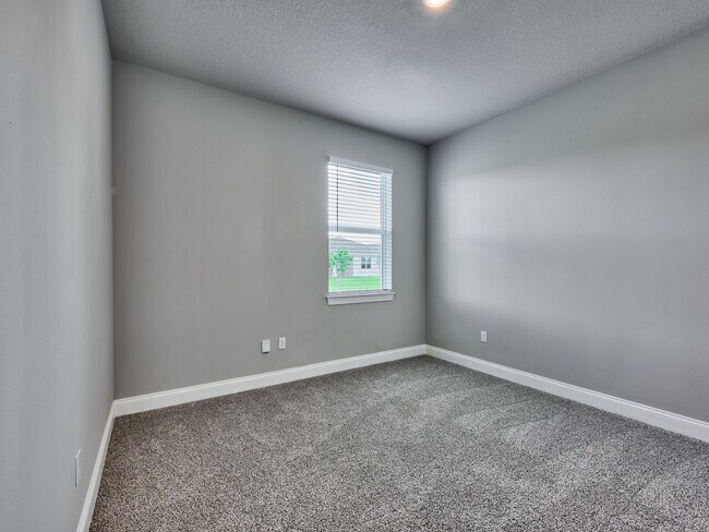 Building Photo - 8960 Dahlia Cir