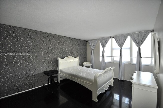 Building Photo - 2030 S Ocean Dr