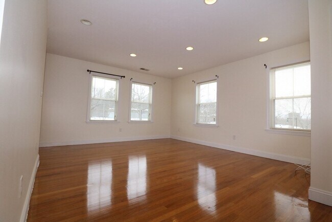 Building Photo - 76 Seaver St