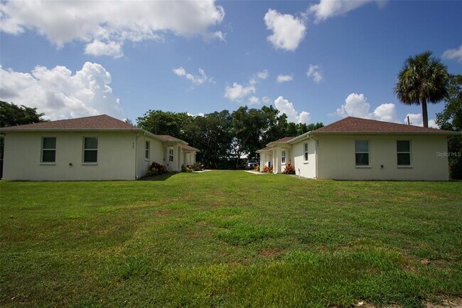 Building Photo - 217 Maple St W