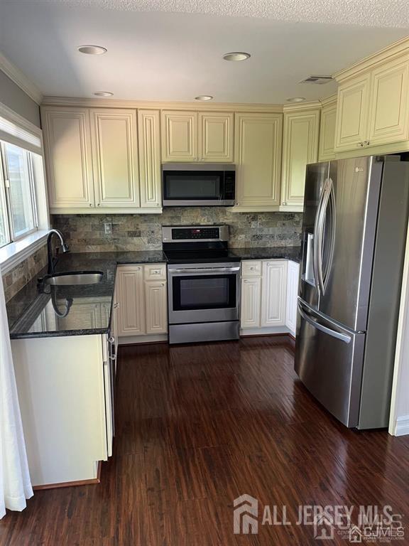 Building Photo - 402 Metuchen Dr