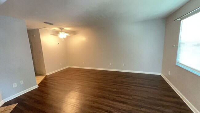 Building Photo - Spacious 1 BR 1 BA Available in July!