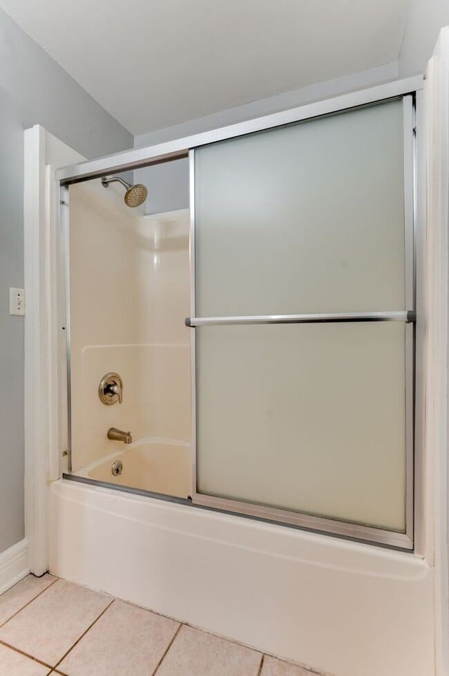 Building Photo - Gorgeous Uptown 4-bed 2-bath Single-Family House w/ Garage + Fenced-In Yard