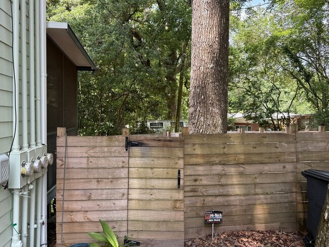Building Photo - Charming Brick Midtown Townhome