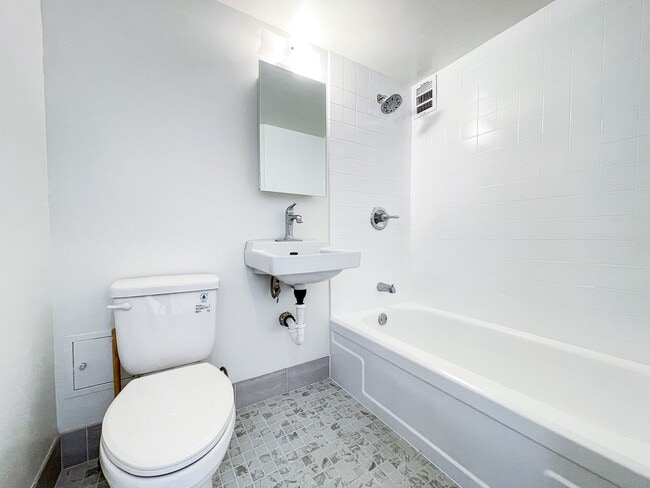 Building Photo - Punchbowl Condo with Off-Street Parking an...
