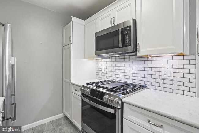 Building Photo - 4917 Americana Dr