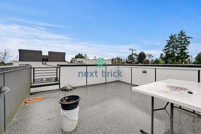 Building Photo - A beautiful 3 bed and 2 bathroom townhouse for rent