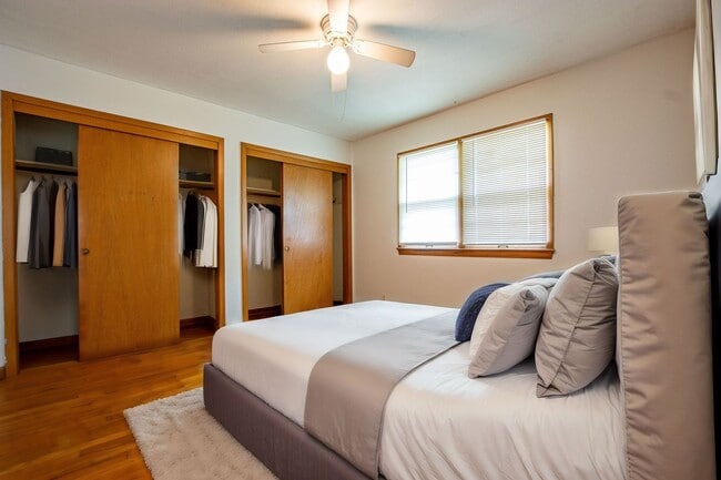 Building Photo - 2 Bedroom / 1 Bath Duplex with Private Basement and Washer/Dryer!