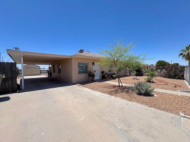 Building Photo - East/Central El Paso 3bed/1bath Refrig A/C with Outdoor Kitchen Oasis!