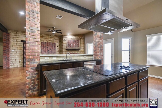 Building Photo - GORGEOUS 3 BEDROOM HOME WITH SOLAR PANELS!!