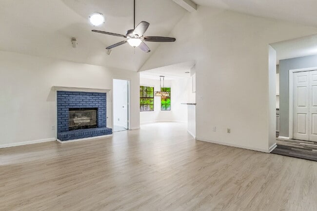 Building Photo - 2241 Prytania Cir