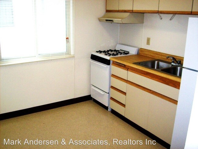 Building Photo - 832 N Azusa Ave