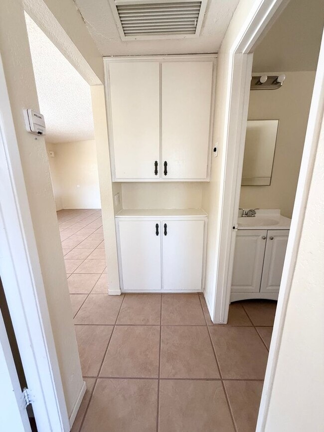 Building Photo - Move in ready/ 2 bedroom 1 bath