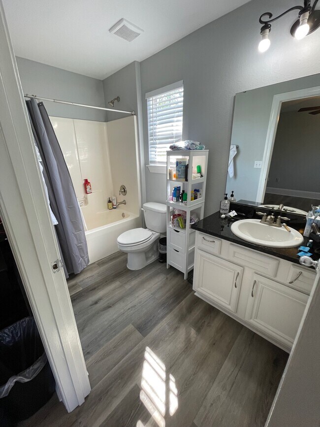 Building Photo - 502 Myers Park Ln