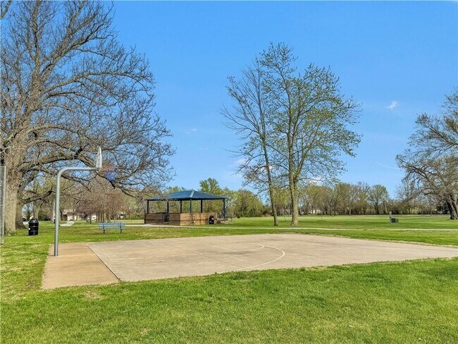 Building Photo - 200 NW Bellflower St