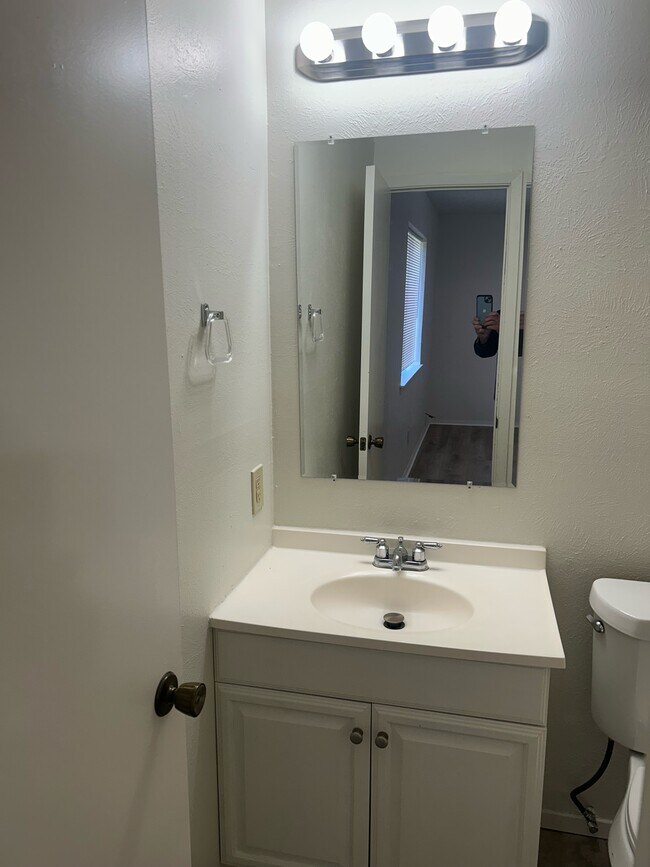 Building Photo - 420 Fox Dr