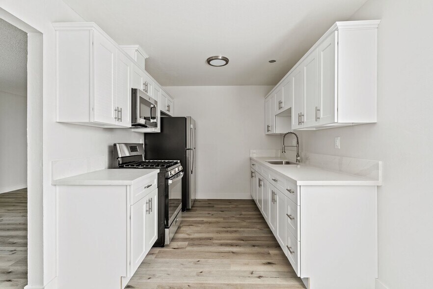 Building Photo - 1050 Gaviota Ave