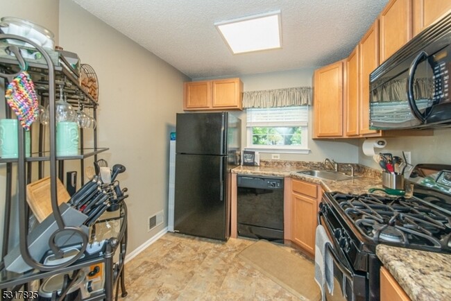 Building Photo - This charming 1st fl condo offers a cozy &...