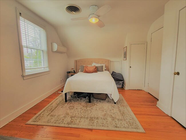 Building Photo - Remodeled 4 bedroom 2 full brick bath cape...
