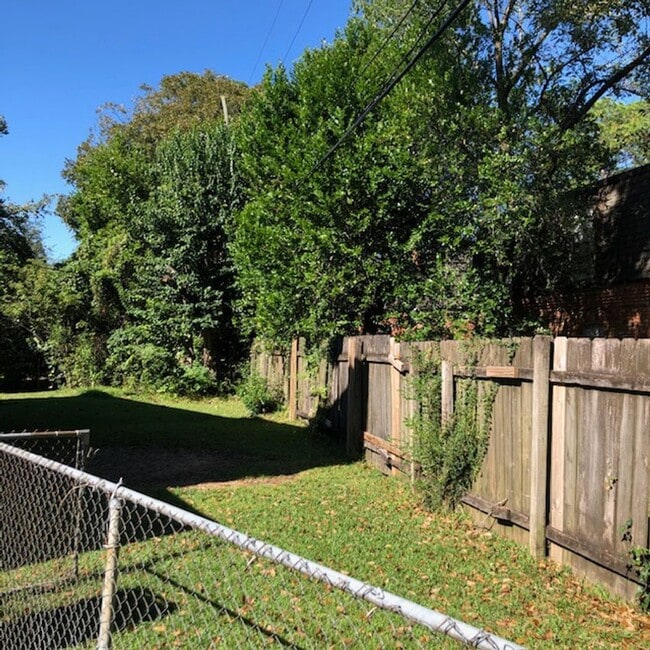 Building Photo - Great location in Garden District seconds from Downtown and LSU.