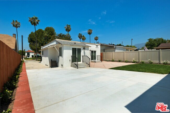Building Photo - 1288 N Hill Ave