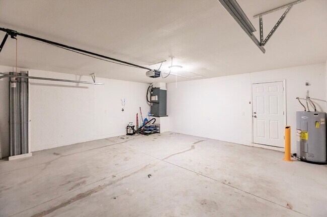 Building Photo - "Charming 3-Bedroom Home with 2 Full Baths and Spacious 2537 Sq Ft in North Port, FL!"