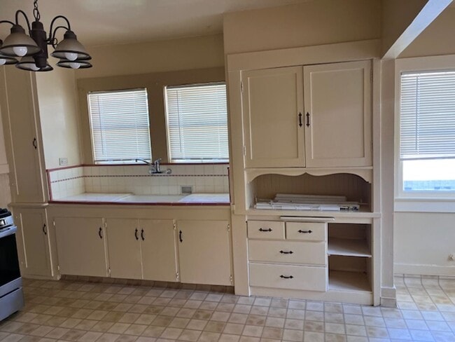 Building Photo - Rockridge house, Walk to Bart, Shops and R...