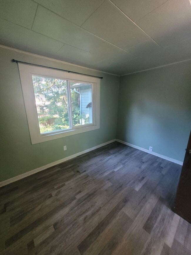 Building Photo - 3BD, 1BA Single Level home with large,  fe...