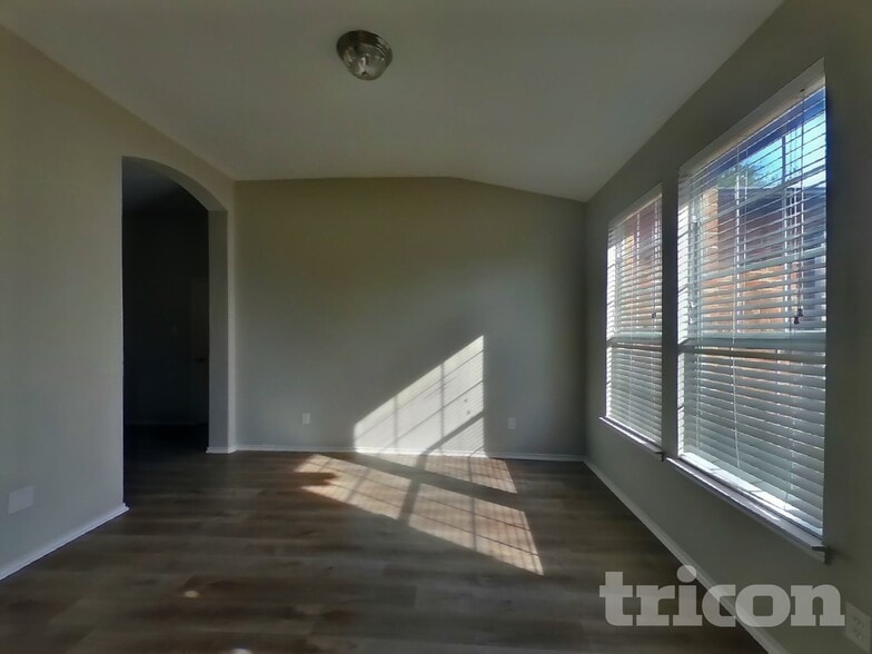 Building Photo - 2106 Rose May Dr