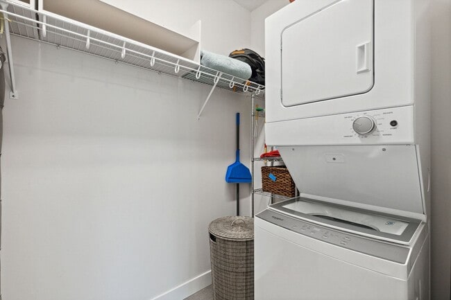 Building Photo - Hip Strip Furnished Condo in Reed Building $2,500 / Month - DATES NEGOTIABLE