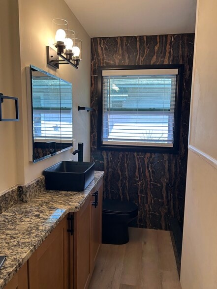 Building Photo - 711 15th Ave NW