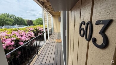 Building Photo - Walk to Downtown from this 1 Bedroom 1st F...