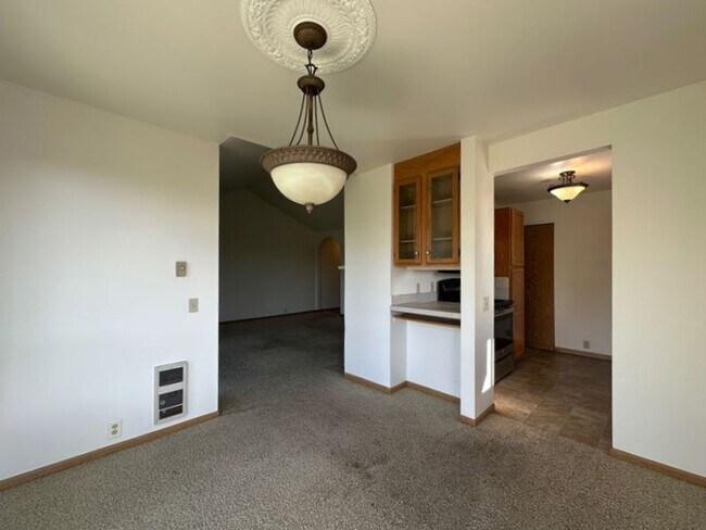 Building Photo - 2 Bedroom 2 bath home with water and mount...