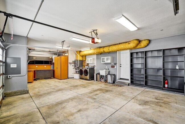 Building Photo - 588 E Angela St