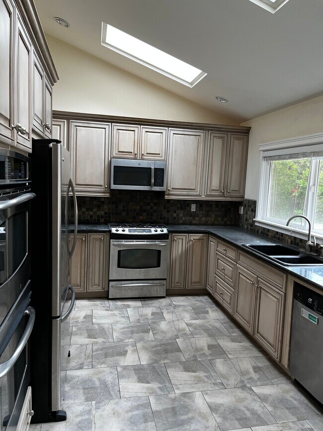 Building Photo - 1790 Nautilus St