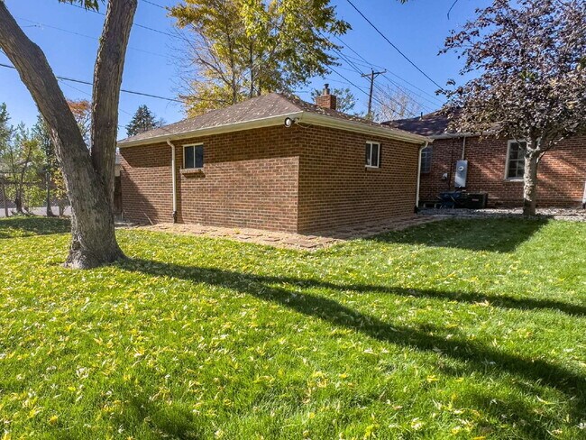 Building Photo - "Spacious 5-Bedroom Gem on Locust Street – 2,053 Sq. Ft. of Comfort in Denver's Heart!"