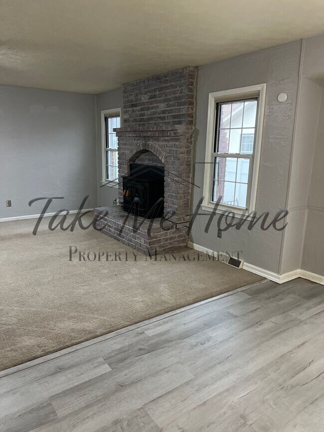 Building Photo - 3 Bedroom Basement Home in Kickapoo District!